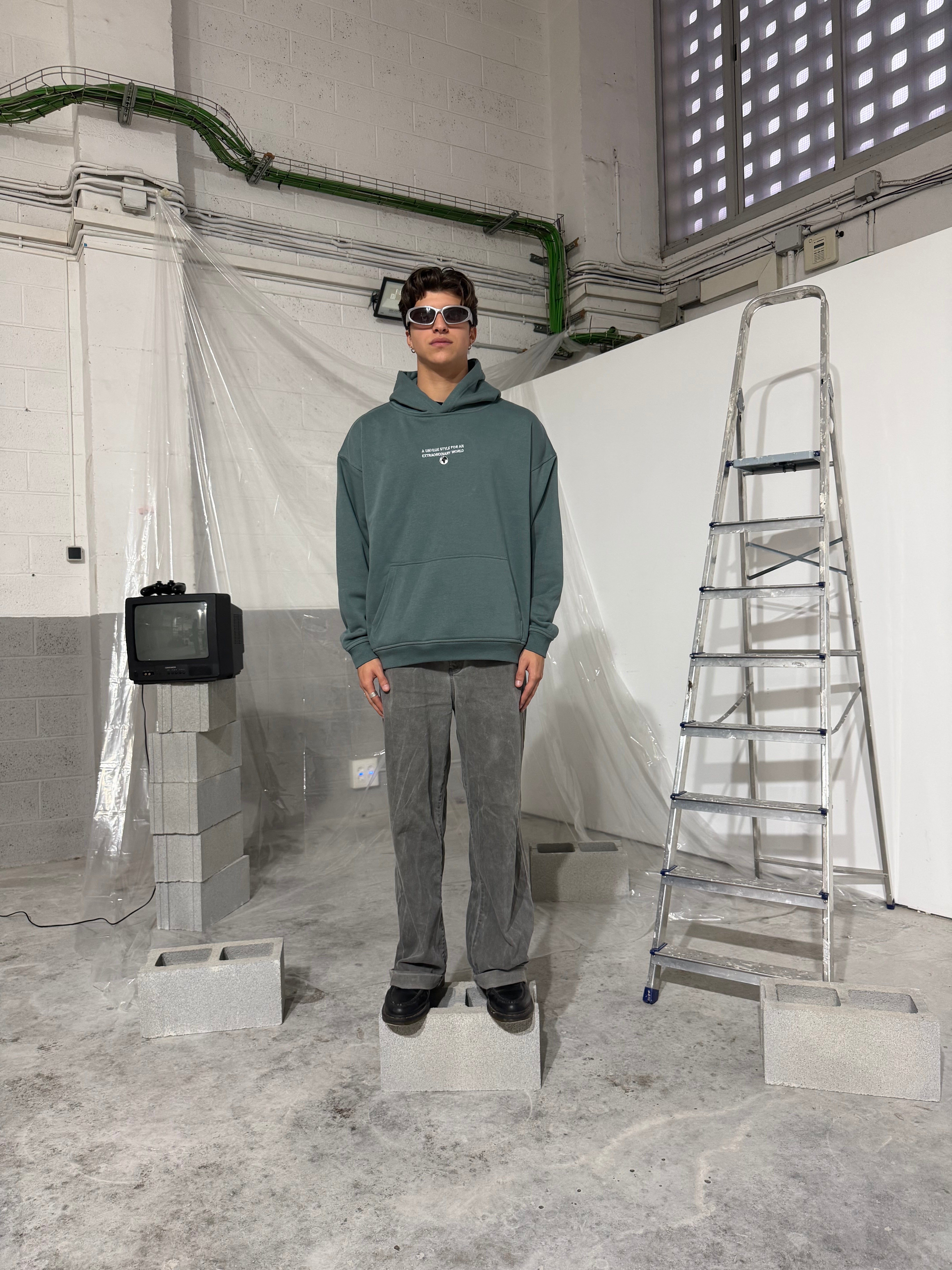 A UNIQUE STYLE FOR AN EXTRAODINARY WORLD HOODIE GREEN