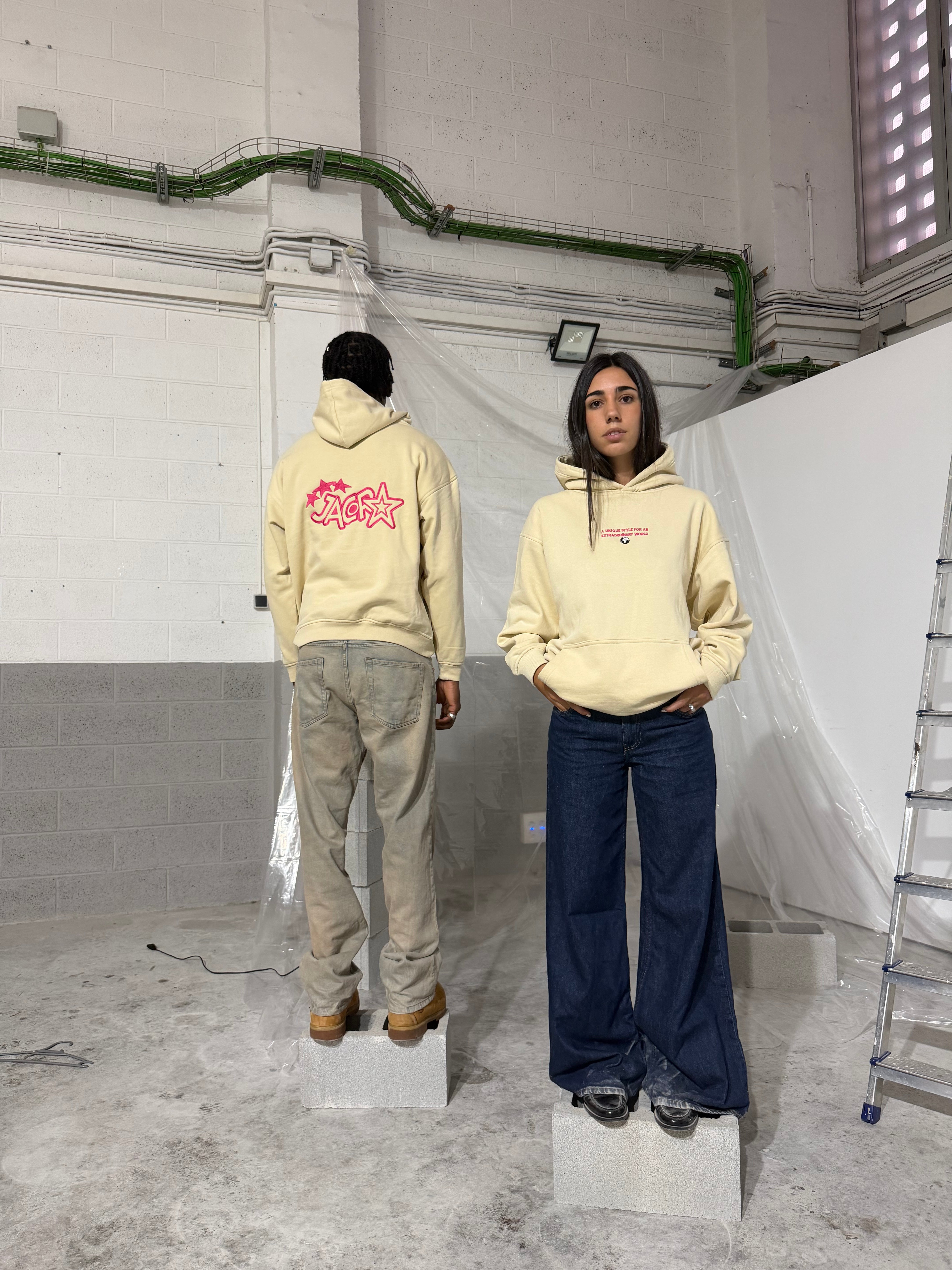 A UNIQUE STYLE FOR AN EXTRAODINARY WORLD HOODIE CREAM