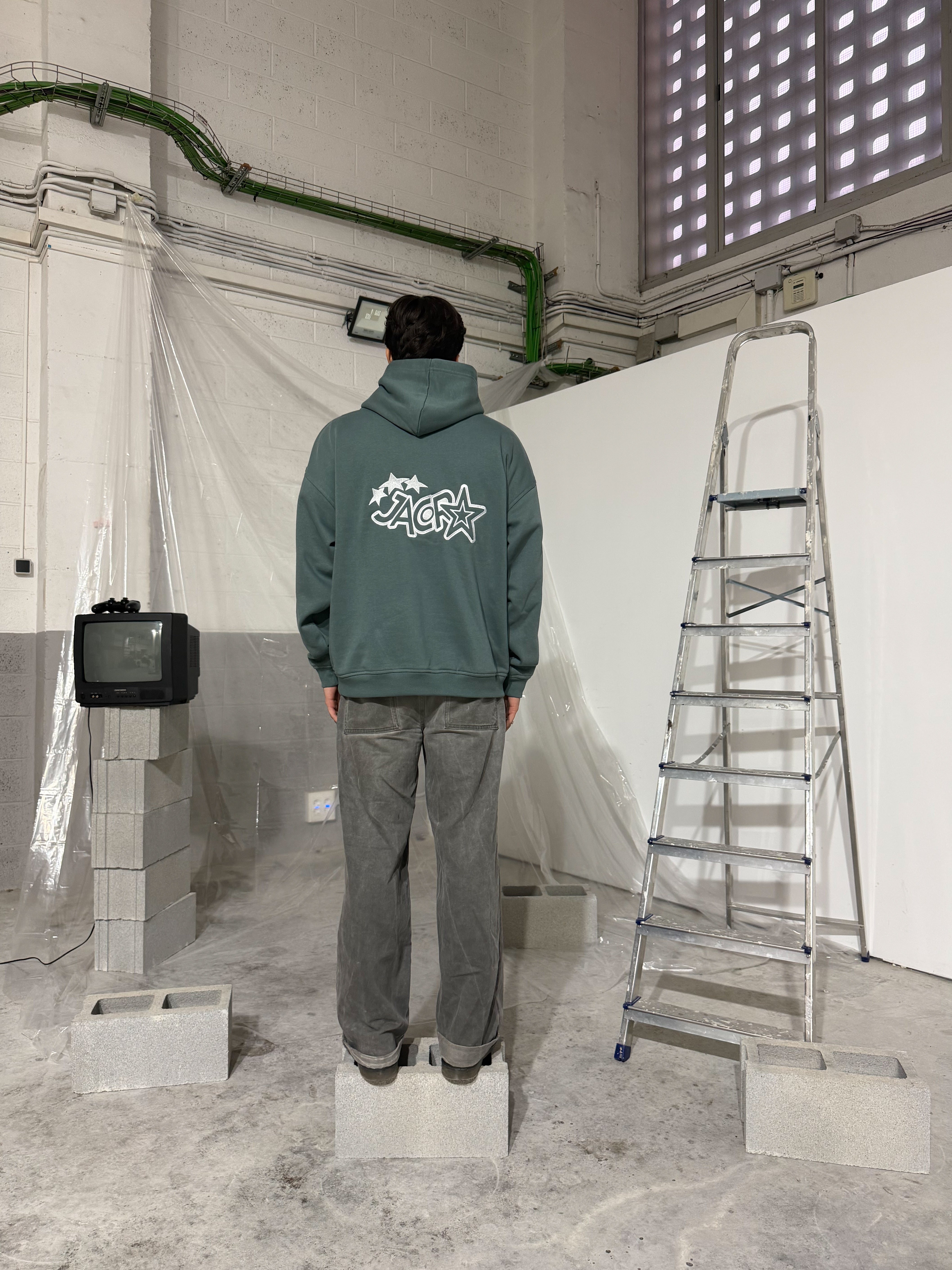 A UNIQUE STYLE FOR AN EXTRAODINARY WORLD HOODIE GREEN